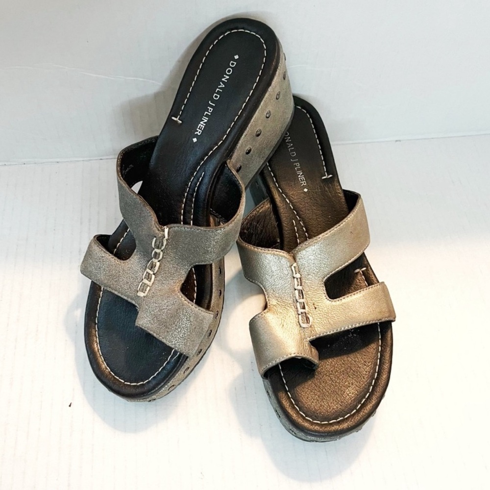 Donald J Pliner Sandals Sela Platinum Metallic Wedge Slip Ons Sz 8M EUC